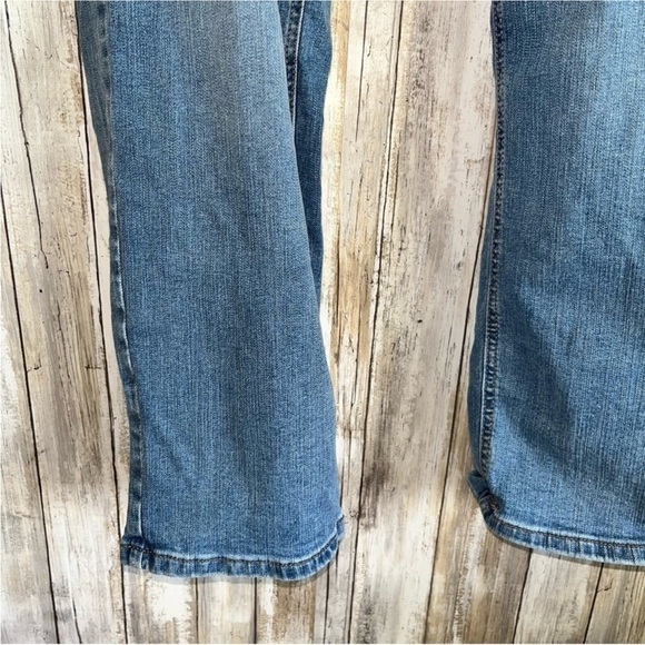 Maurices Mid Rise Light Wash Short Straight Leg Jeans - Picture 4 of 6